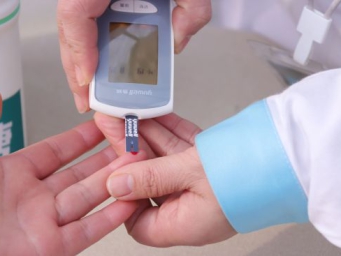 害怕扎手指？无创测血糖来了